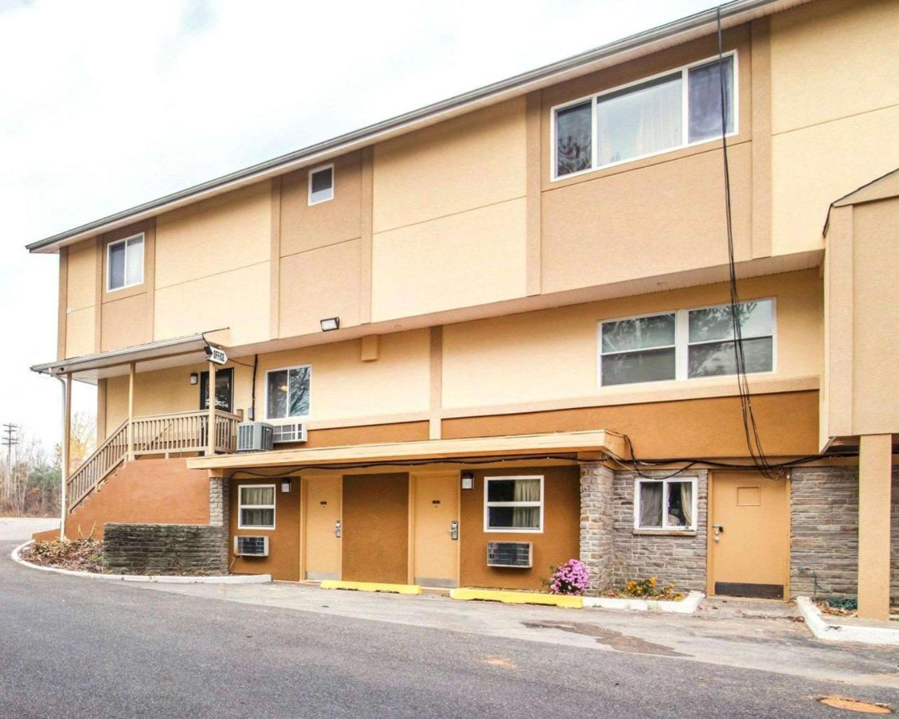 Econo Lodge New Paltz Exterior photo